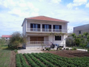 Pave Apartment, Betina